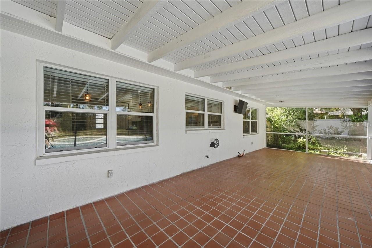 Covered screened in Lanai