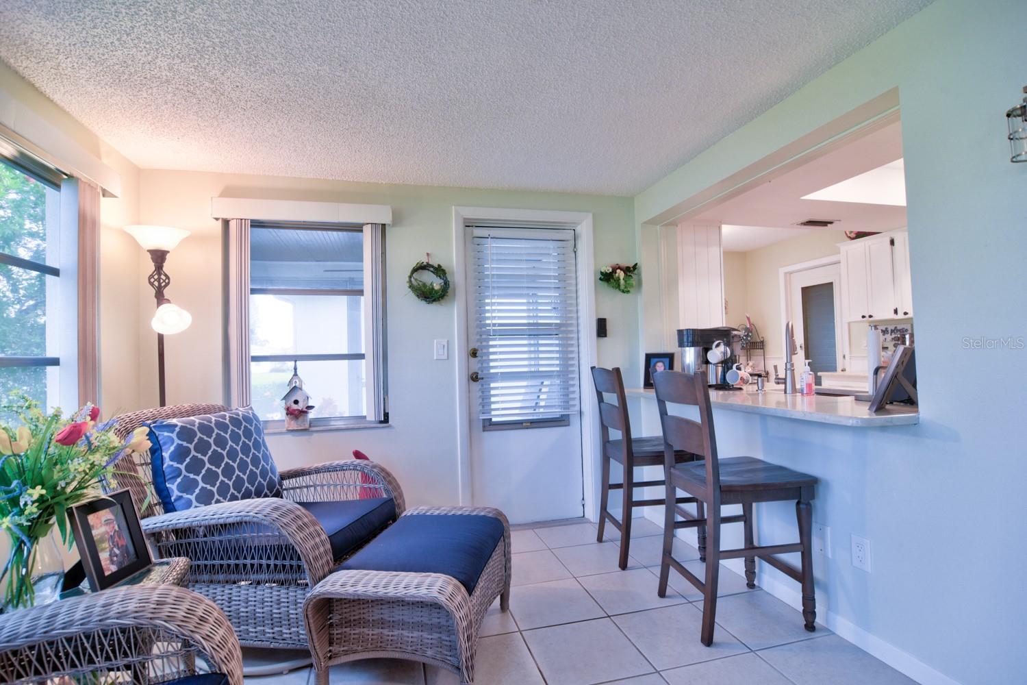 Spacious Florida Room with Breakfast Bar