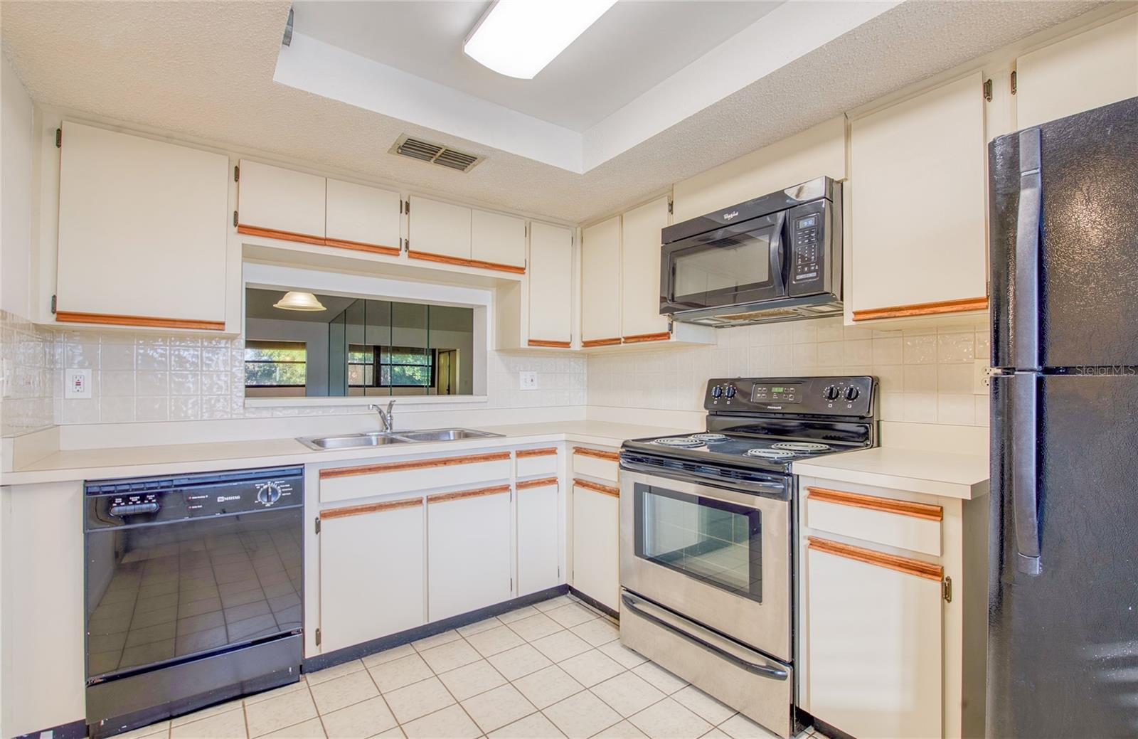 Note the overhead lighting!