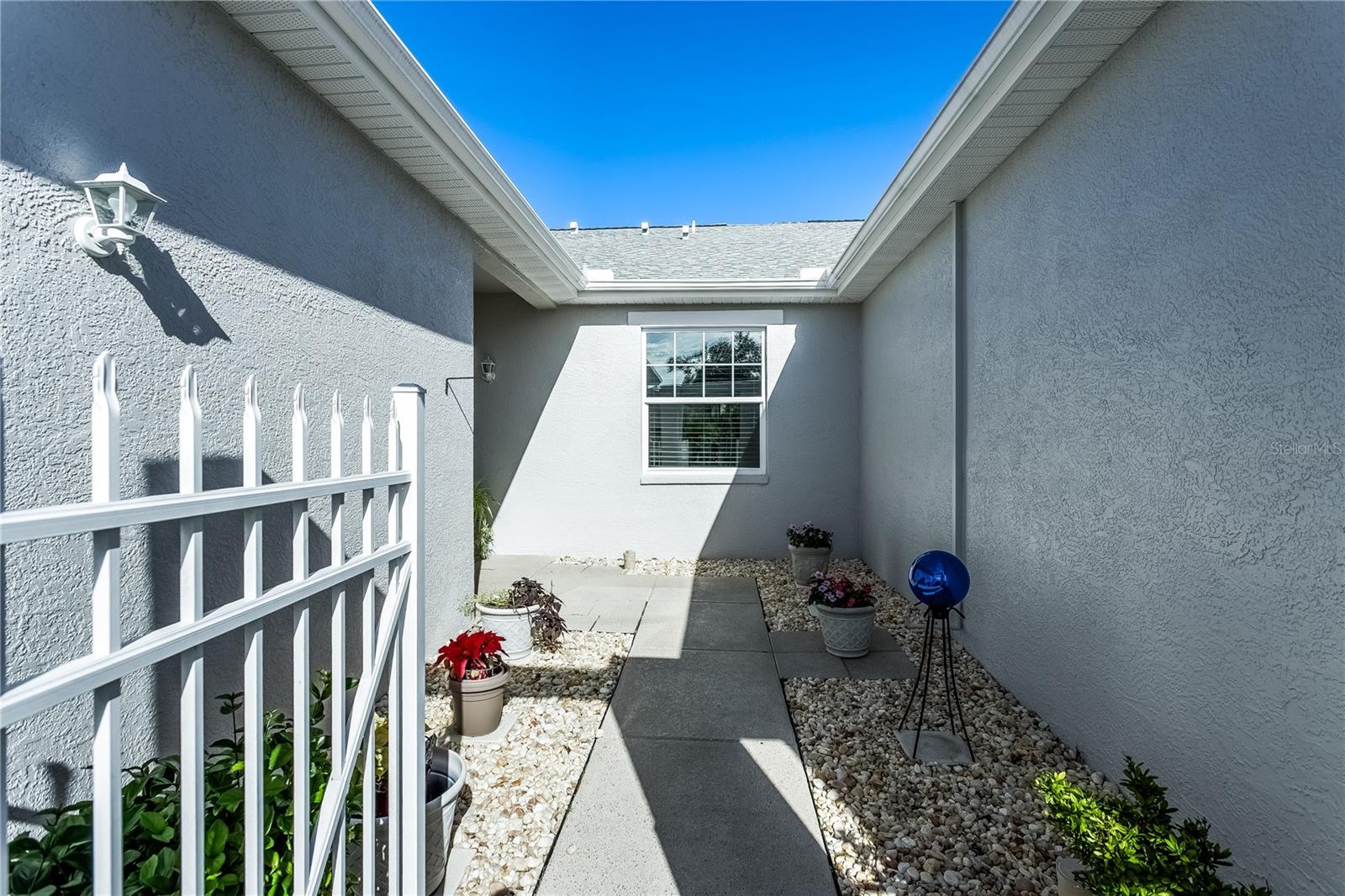 Front entry court-yard