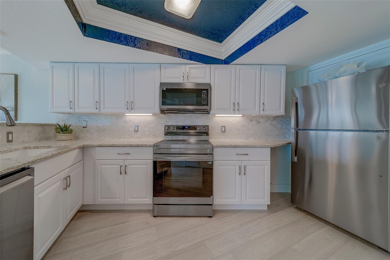 EASY TO MANUEVER KITCHEN-Soft close cabinets/drawers-NEW stainless appliances