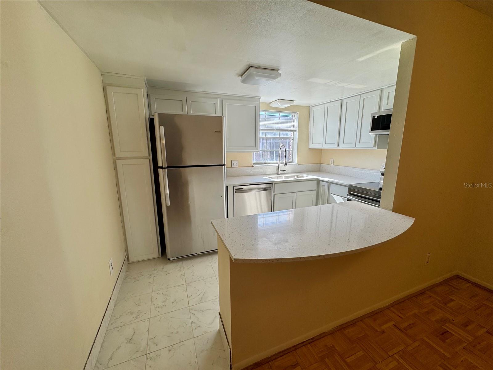 Kitchen & Breakfast Bar