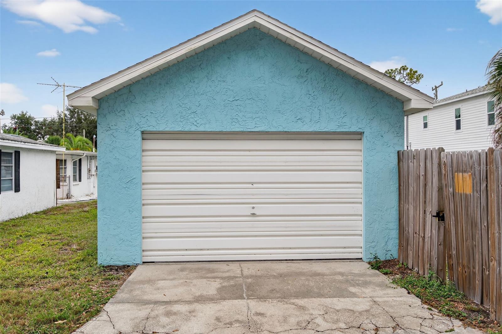 Detached Garage w/alley entrance
