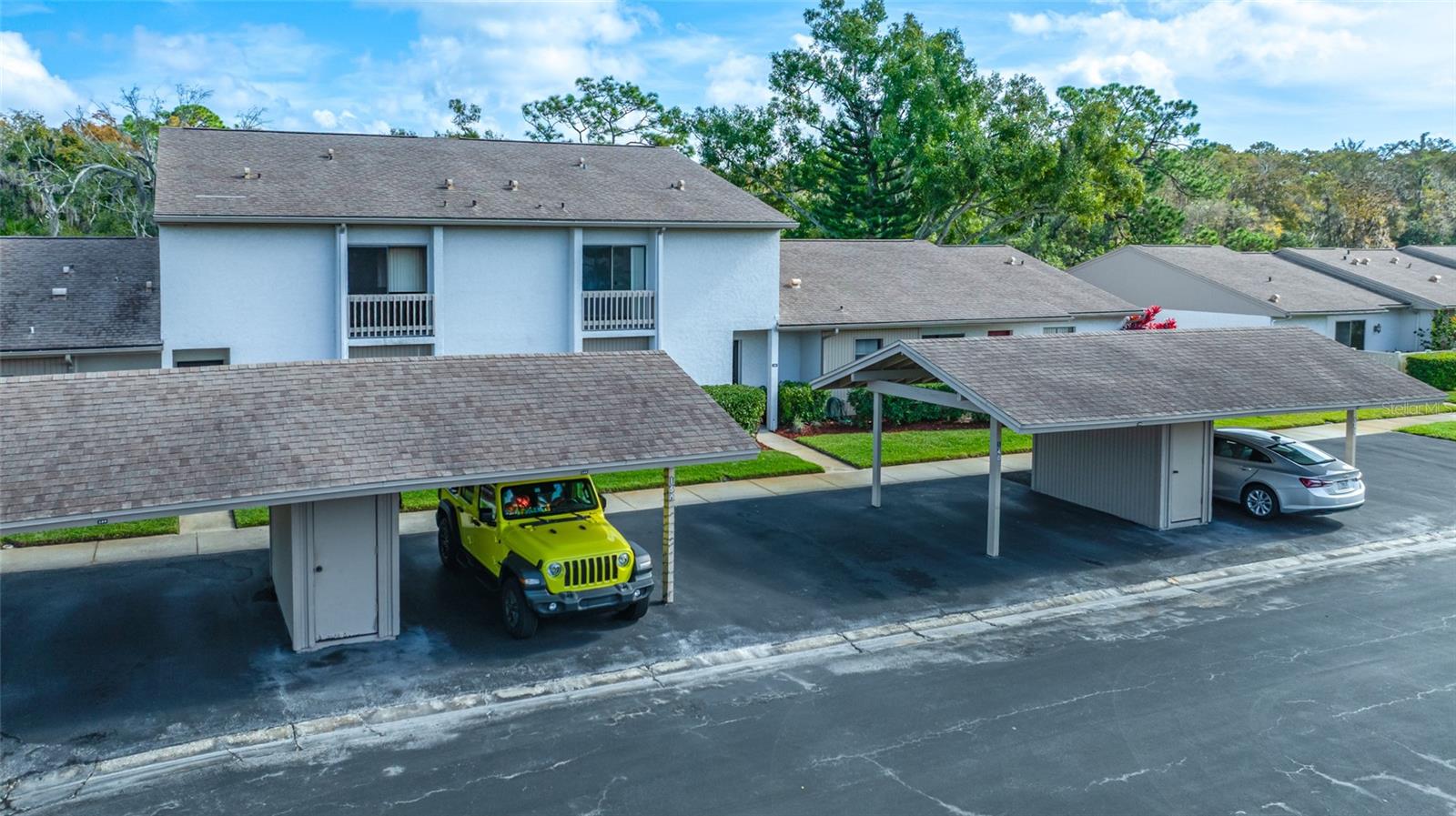 140 MICHAELS CIR OLDSMAR, FL 34677 - Looking South