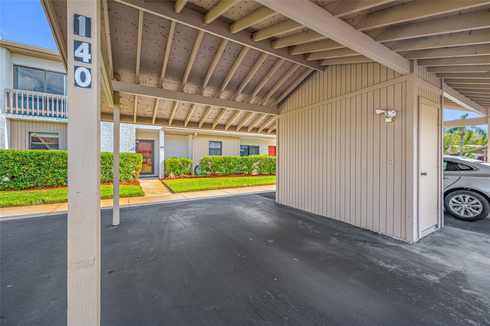 140 MICHAELS CIR OLDSMAR, FL 34677 - Looking South