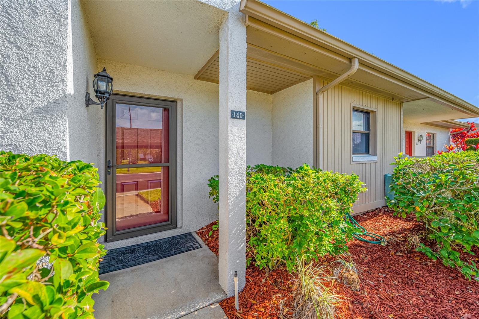 140 MICHAELS CIR OLDSMAR, FL 34677 - Entryway