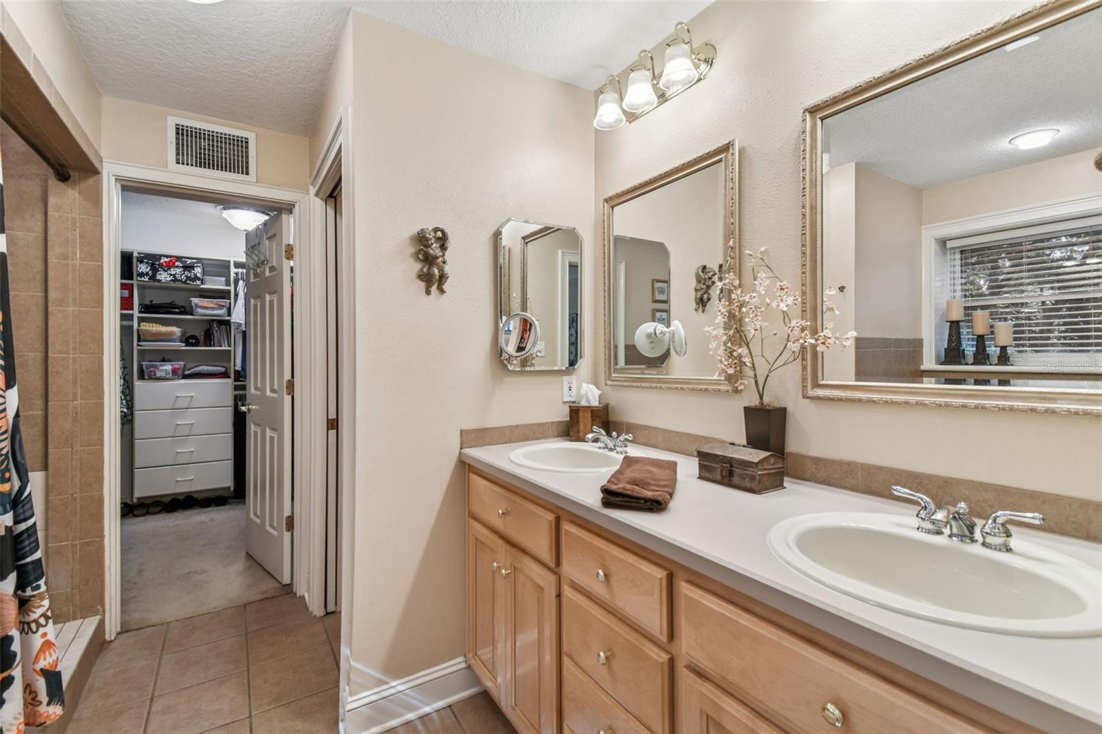 Dual sinks, garden tub and shower stall
