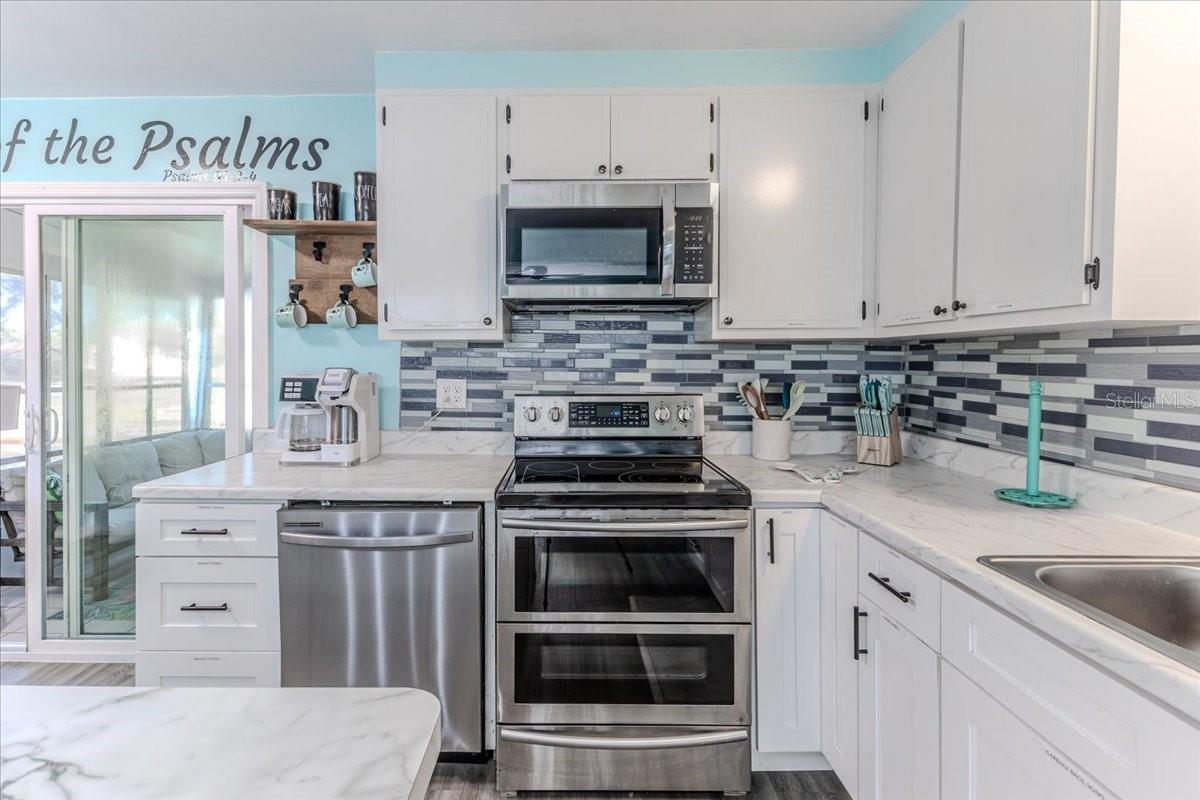 Stainless Steel Appliances: Refrigerator, Double Oven, Microwave & Dishwasher