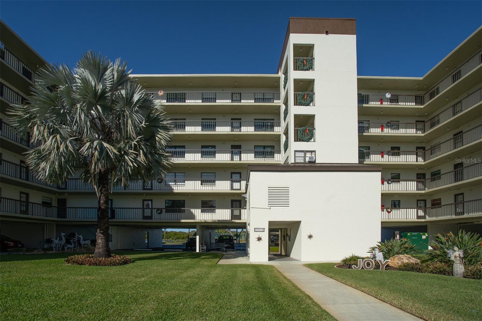 Entrance to Lobby w/Elevator
