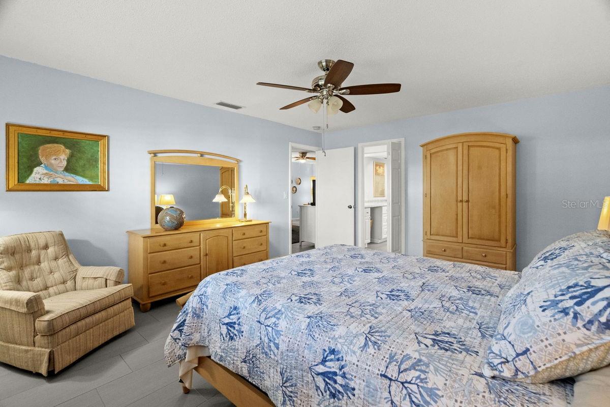 Master Entry / Bath Access