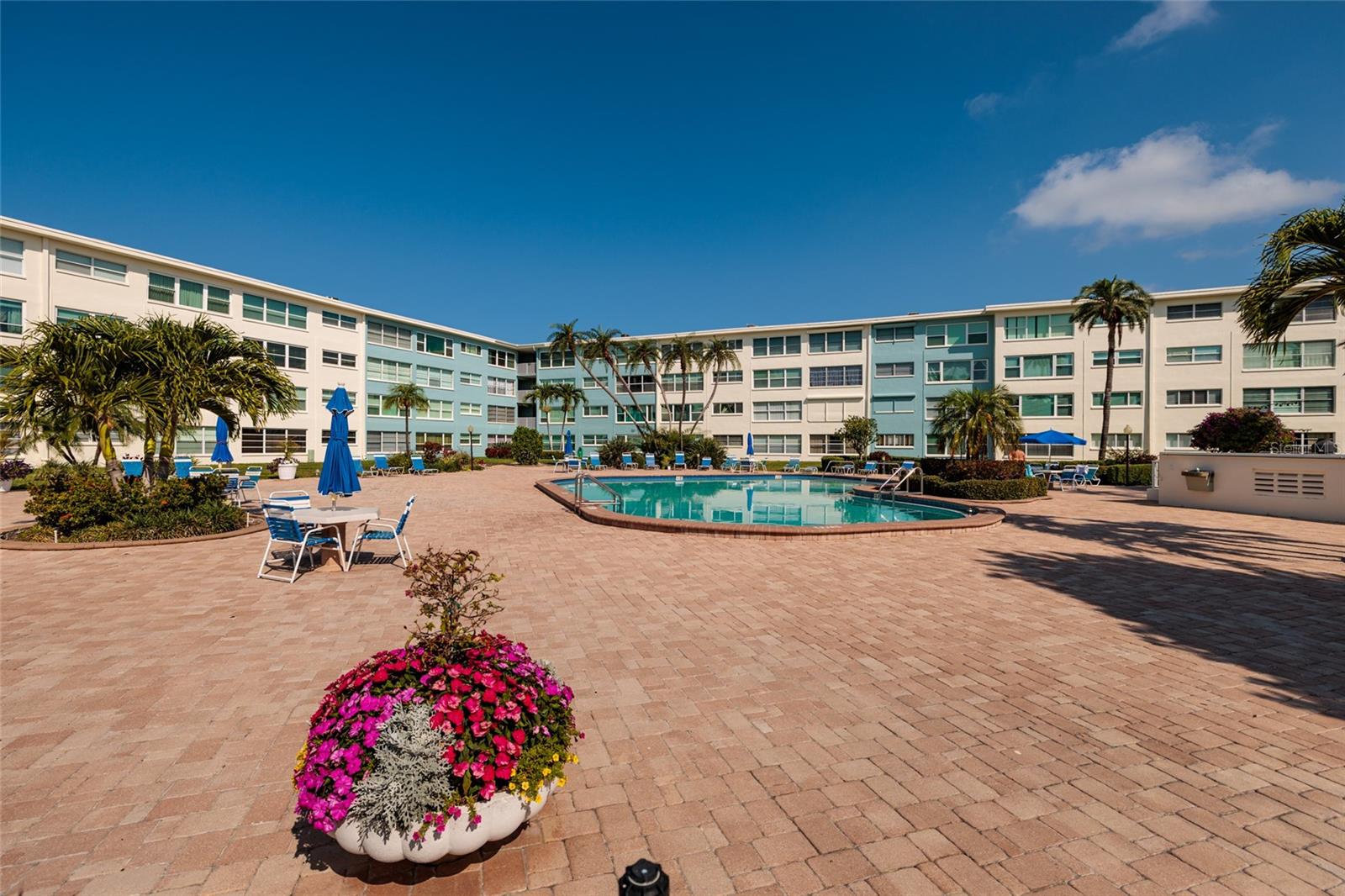 2nd bedroom (14'x11').