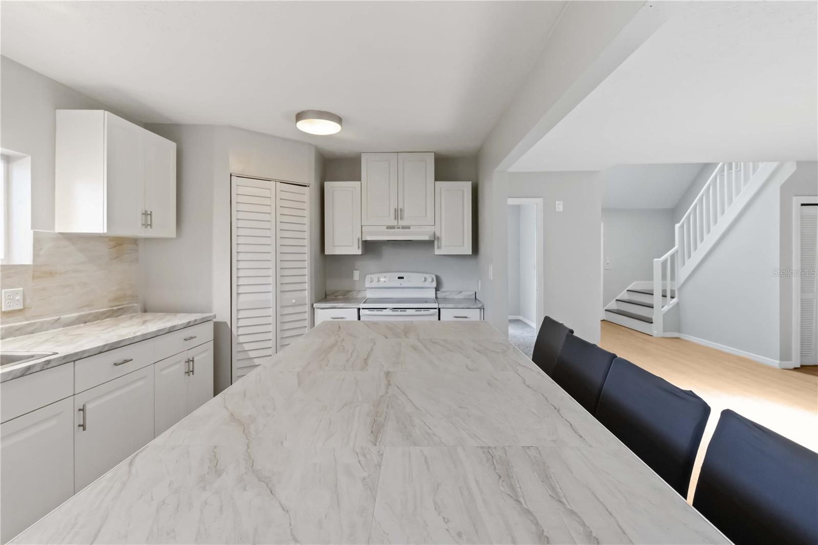 Kitchen w/ long island