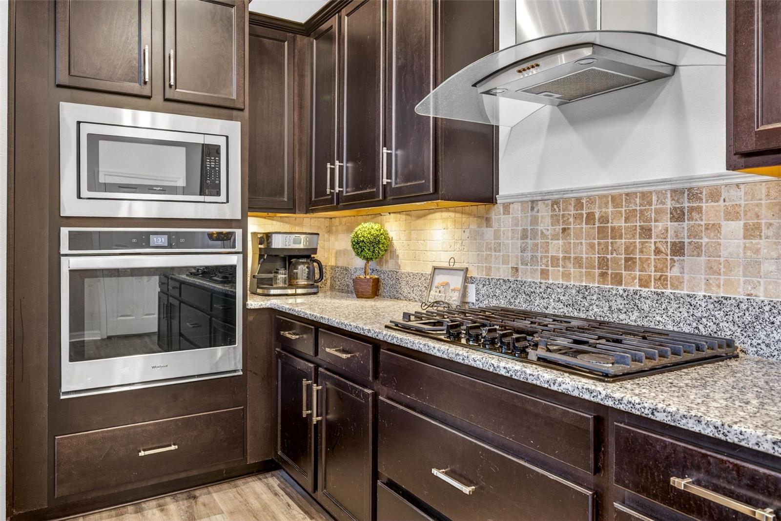 Gas oven and gas range are a chef's dream.