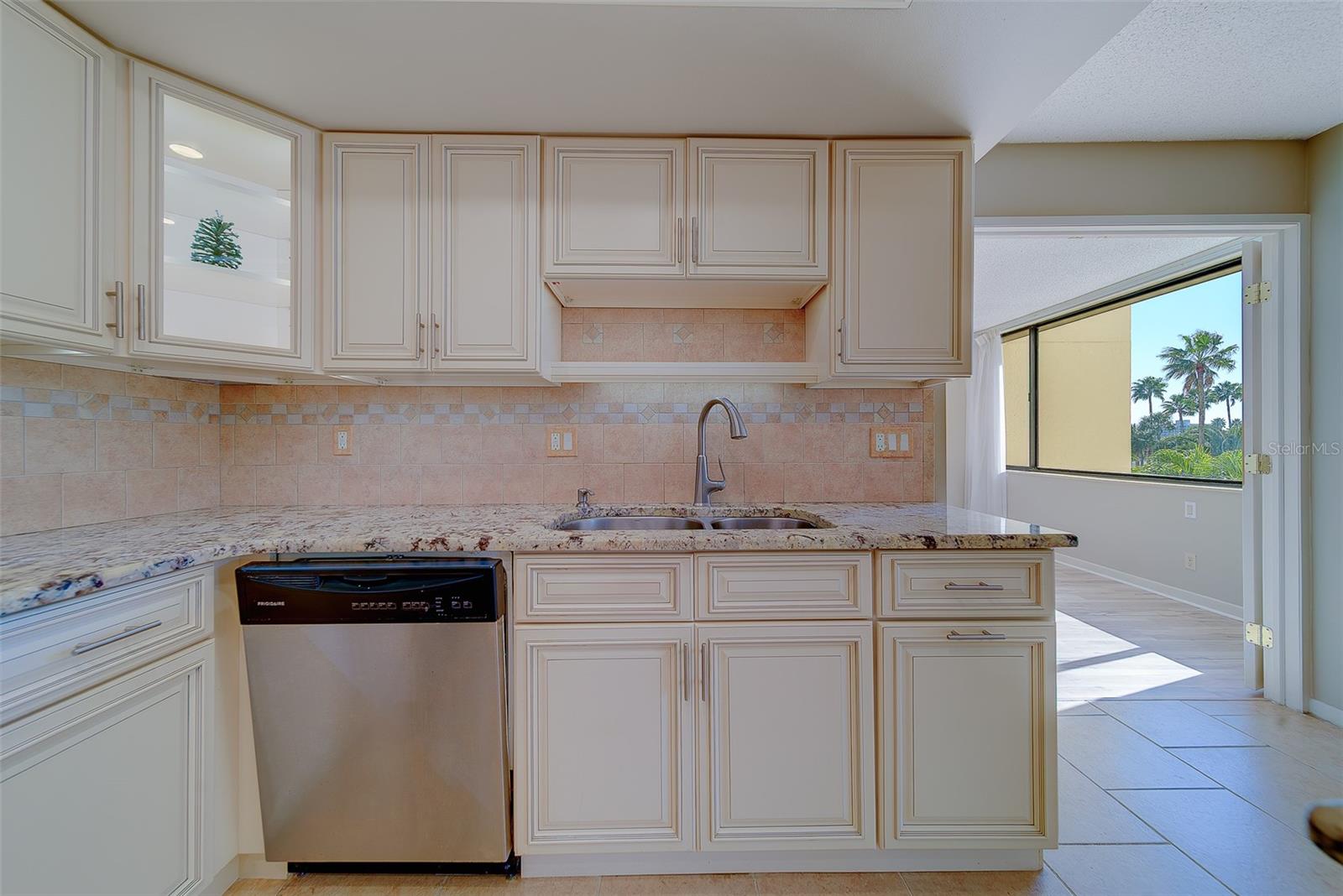 All soft close cabinets throughout kitchen