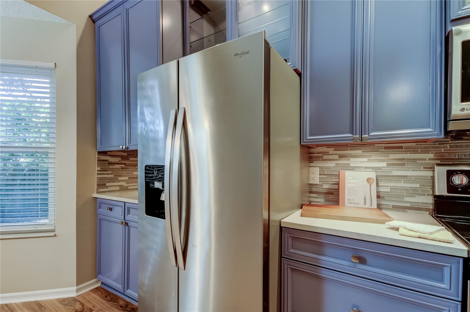 18. Tastefully Updated w Stone Backsplash, Solid Wood Cabinets (11 ft x 15.6 ft)!!