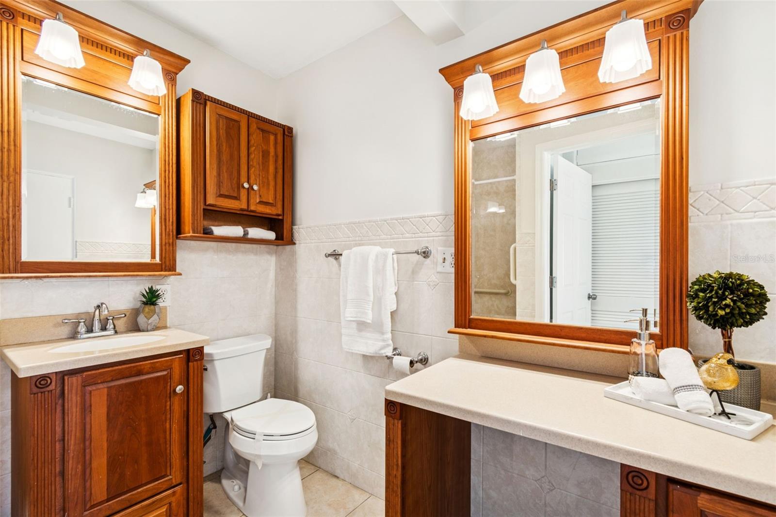 Primary en-suite bath with space for 2