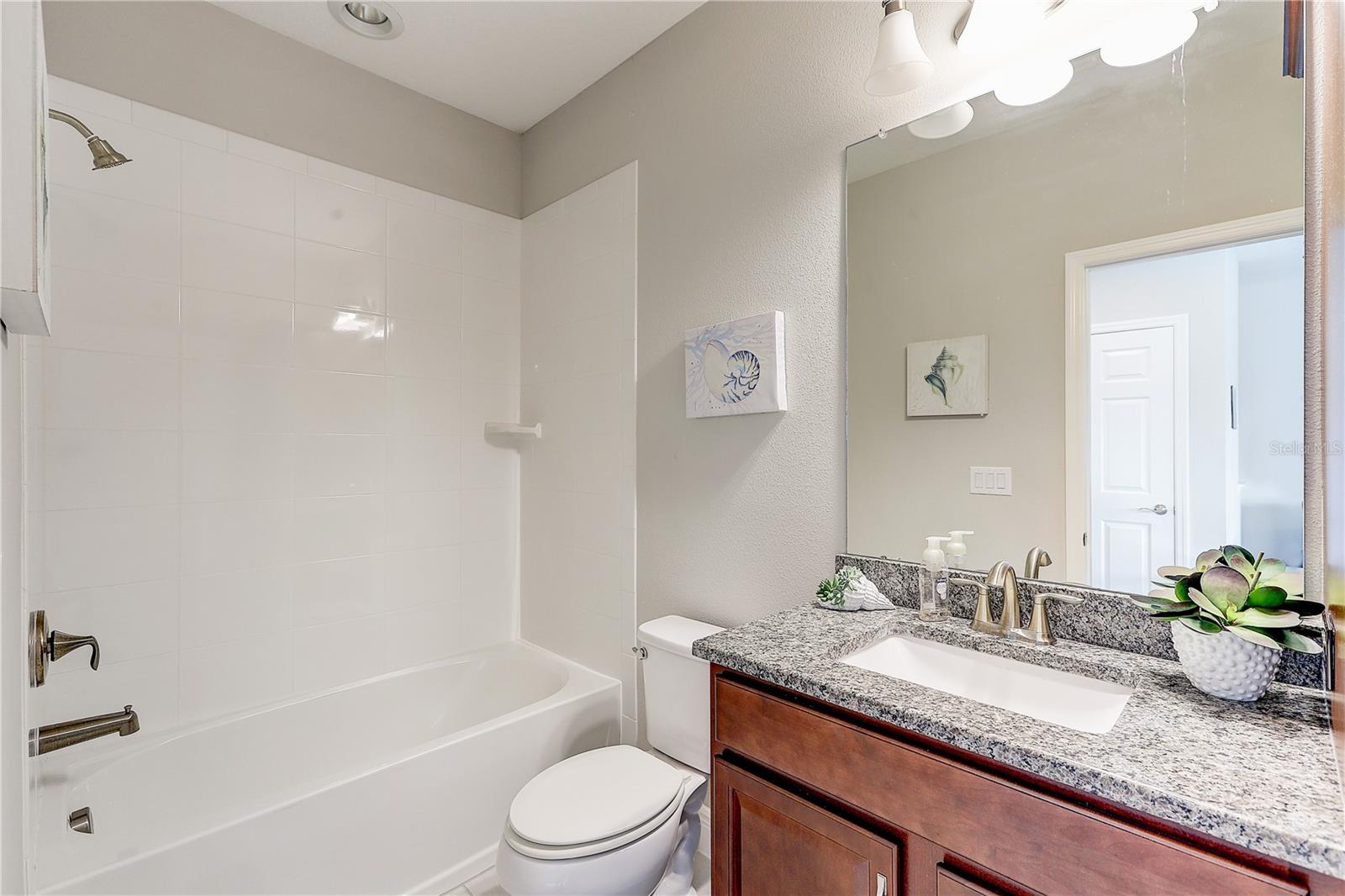 upstairs bathroom with shower/bath combo