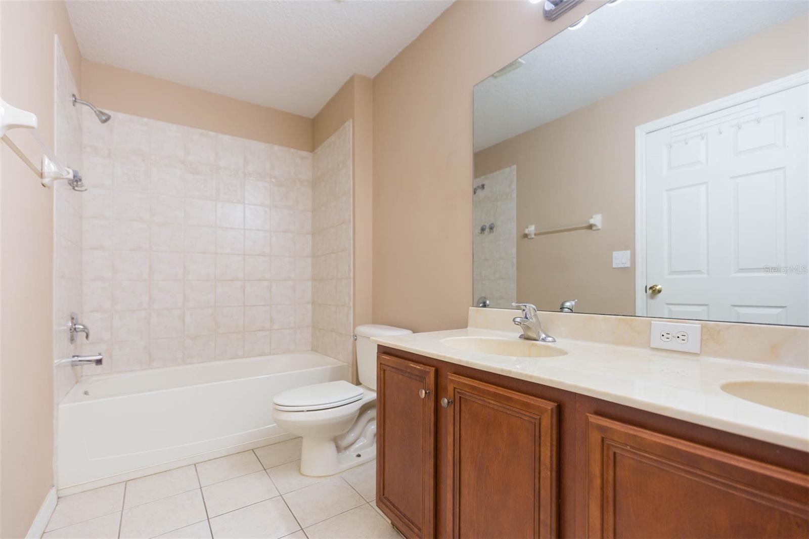 View of tub in bath #2