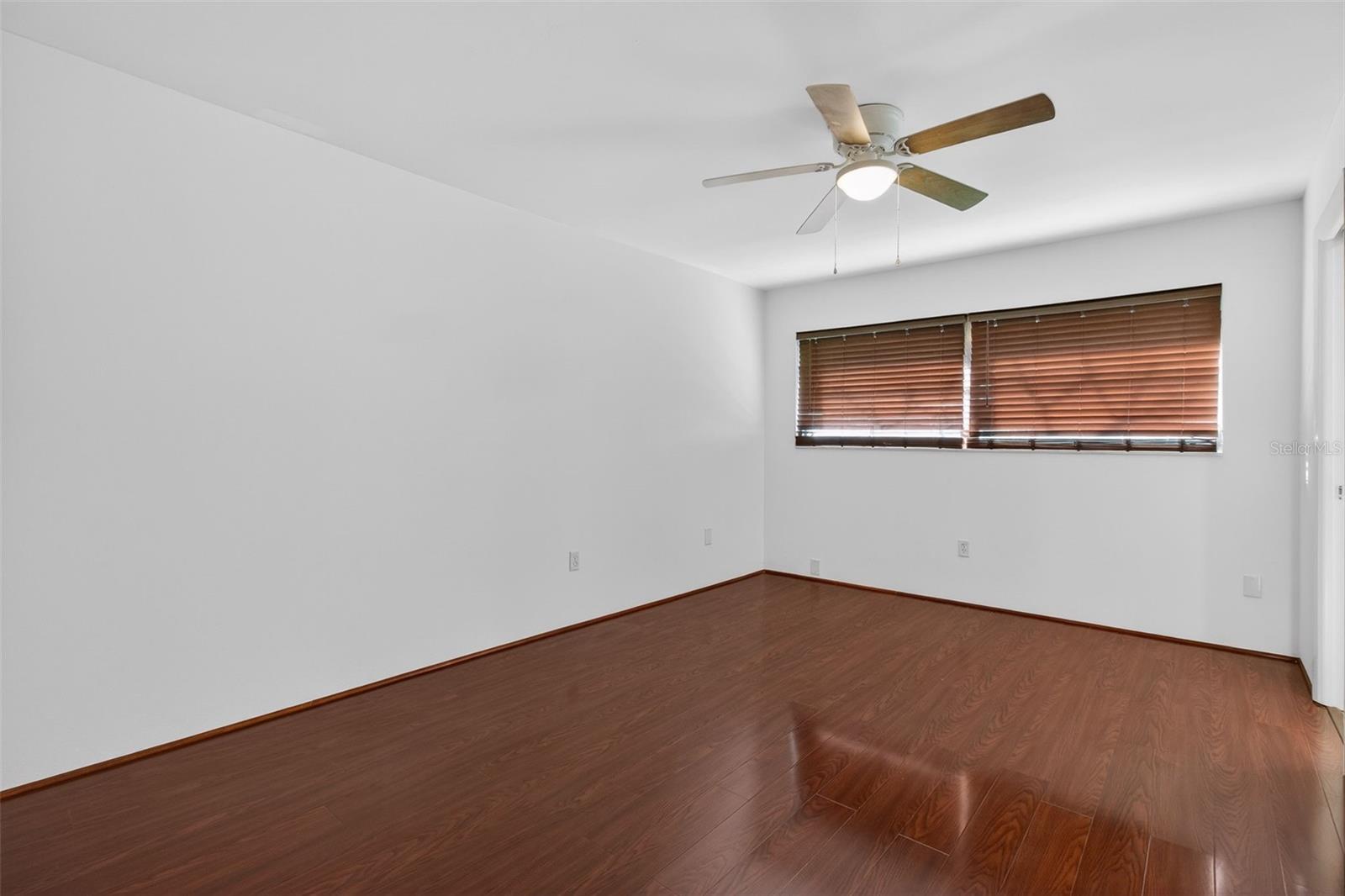 Large bedroom with a nice closet