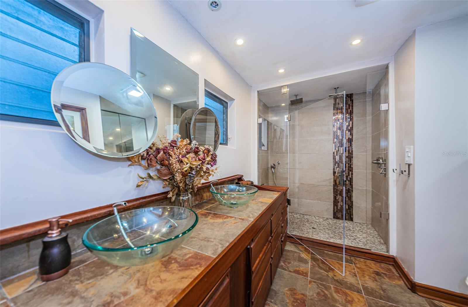 Primary private bath