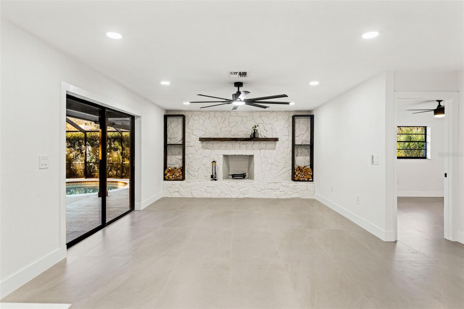 Great room w/fireplace