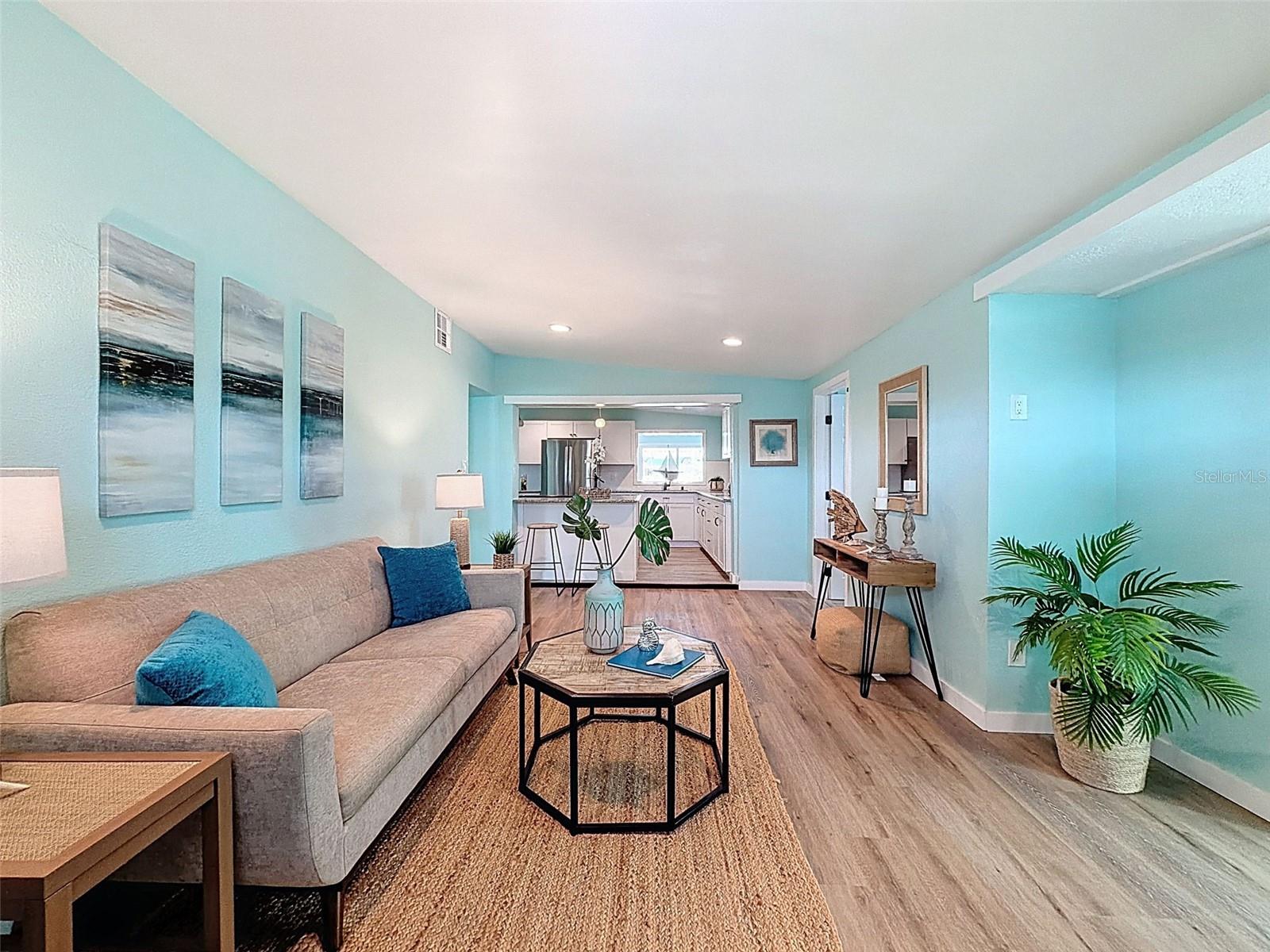 LIVINGROOM/KITCHEN COMBO