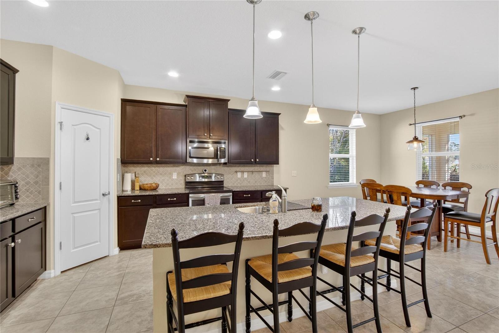 Kitchen Island/Breakfast Bar