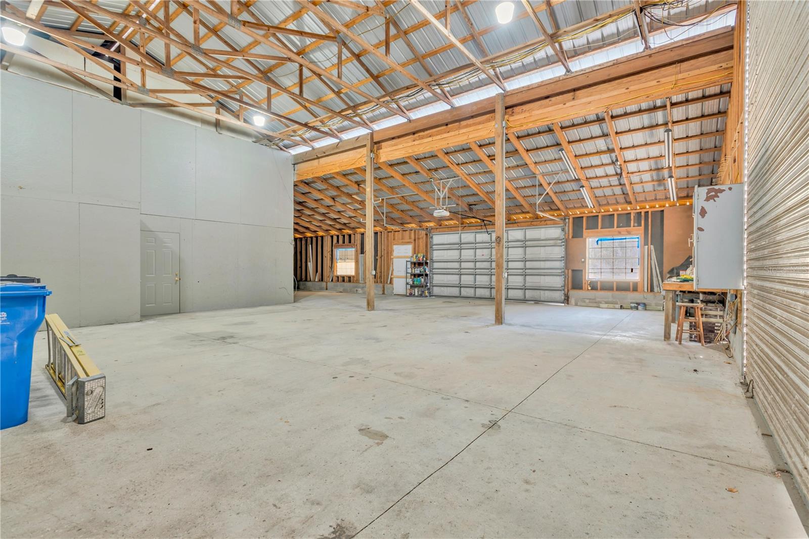 With space to accommodate up to six vehicles or recreational toys and impressive ceiling height.