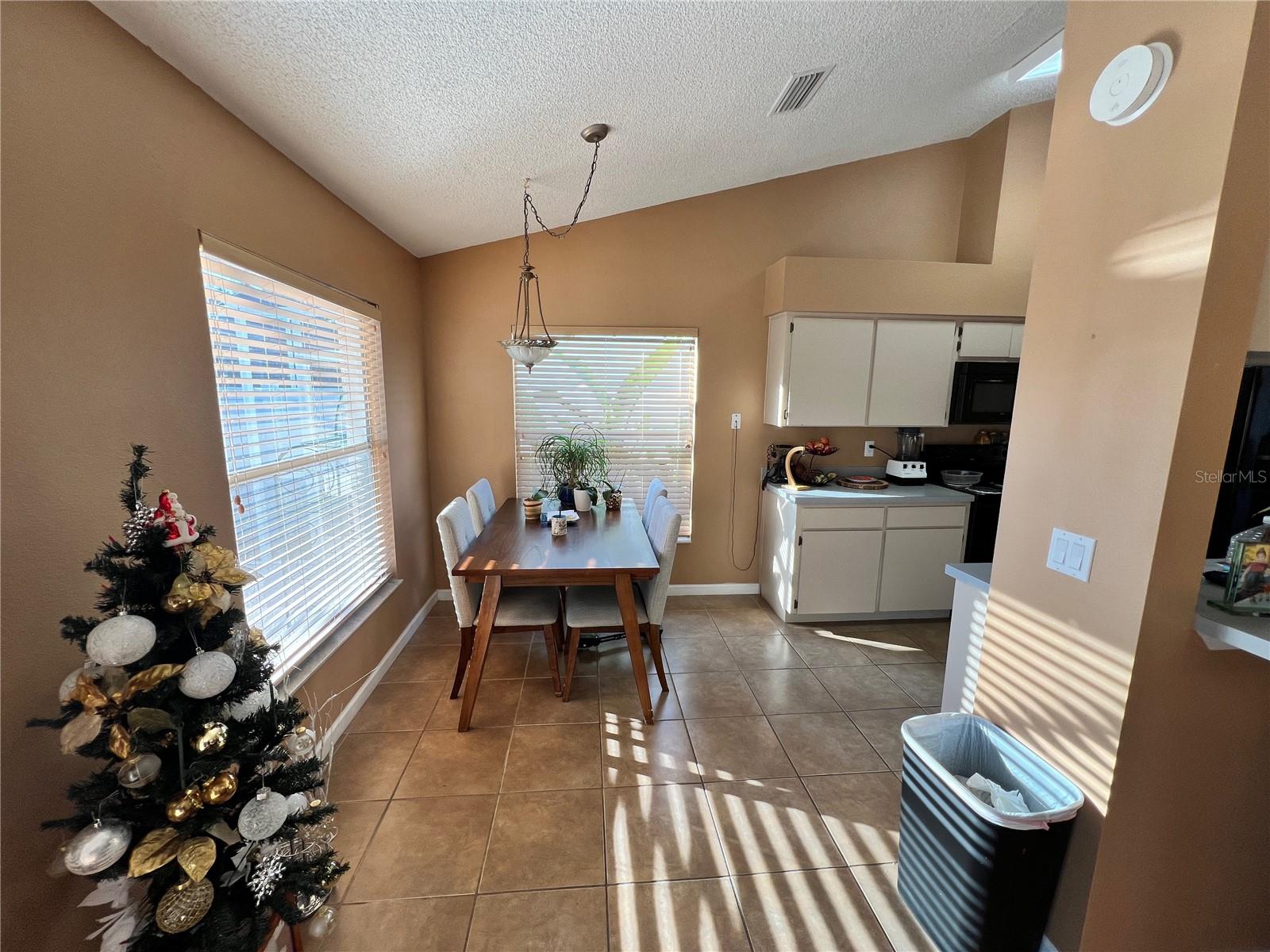 Eat-in kitchen space/breakfast nook.