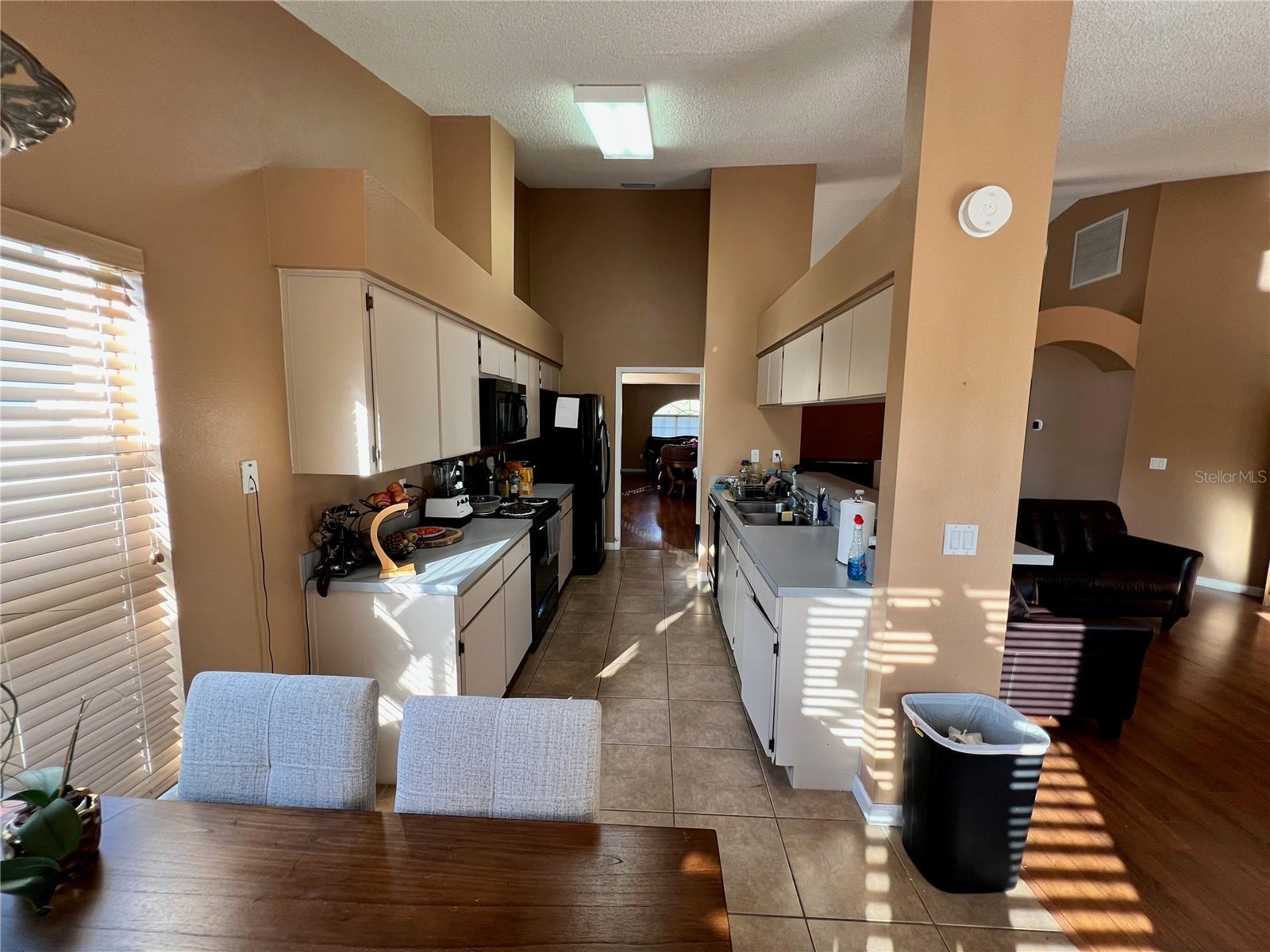Kitchen and eat-in kitchen space/breakfast nook.