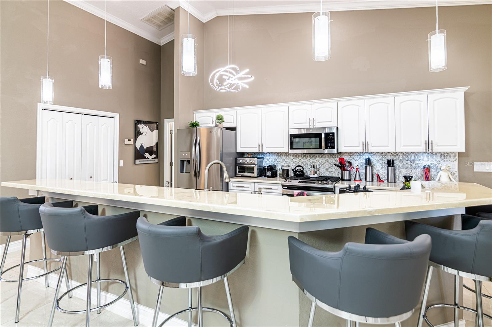 Extended breakfast bar with functional kitchen (Open floor plan)