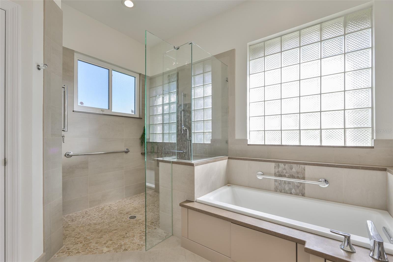 Updated Primary En Suite Bath, Separate Shower & Soaking Tub, Water Closet