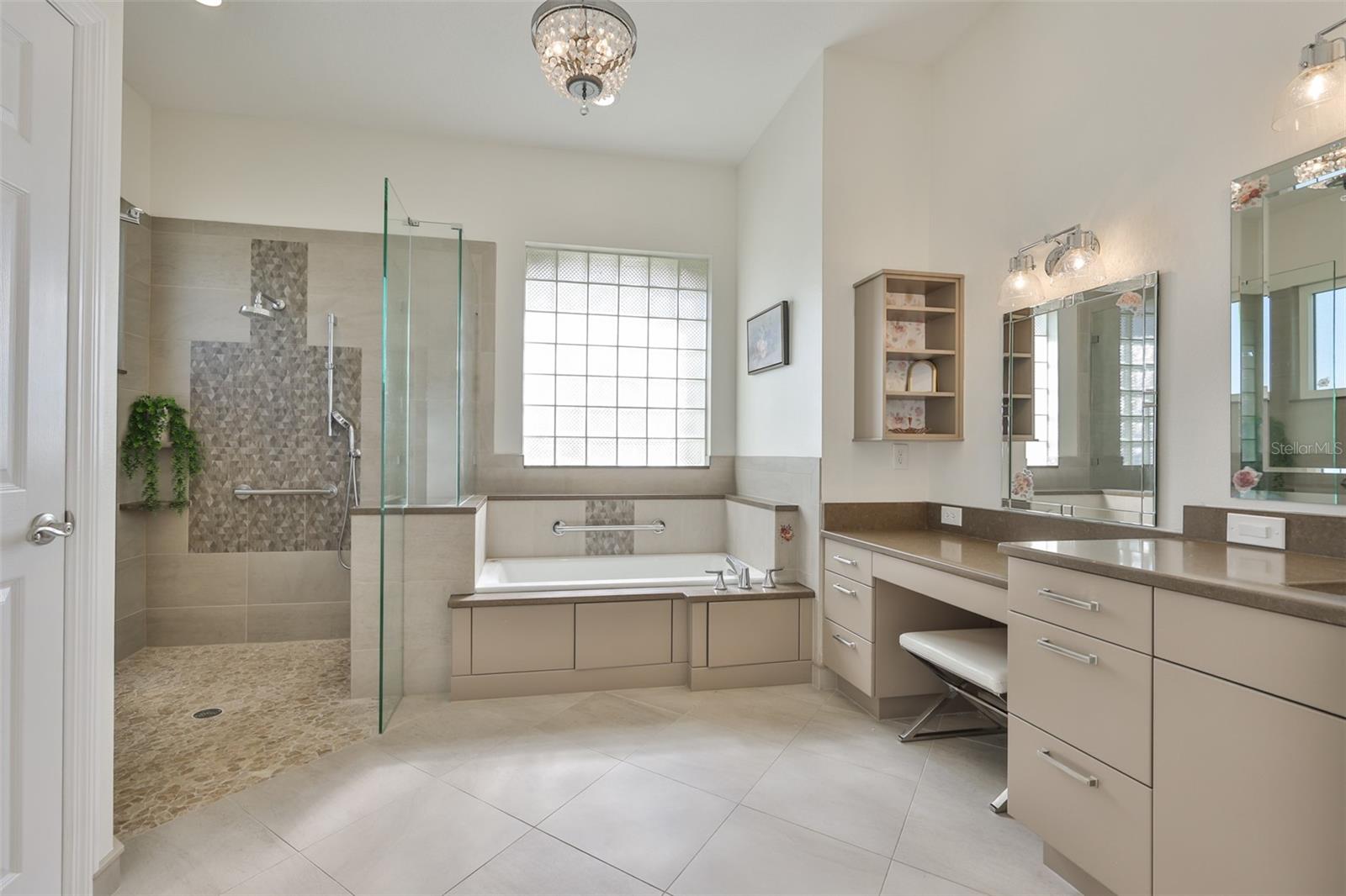 Updated Primary En Suite Bath, Separate Shower & Soaking Tub