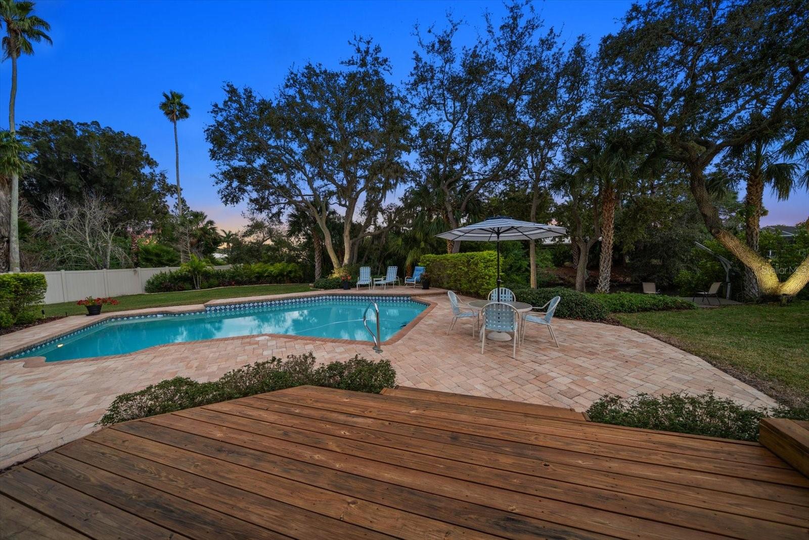 Take a dip in the pool on starry nights! Sunbathe in privacy!