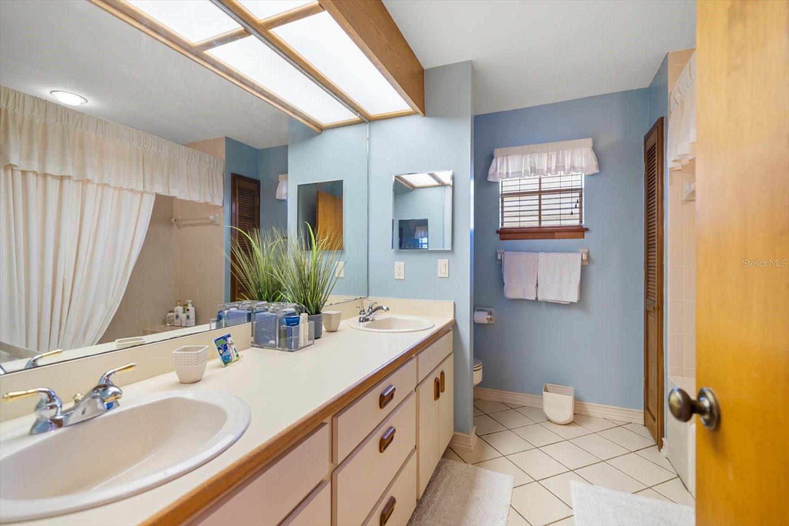 Common bath area for additional upstairs bedrooms