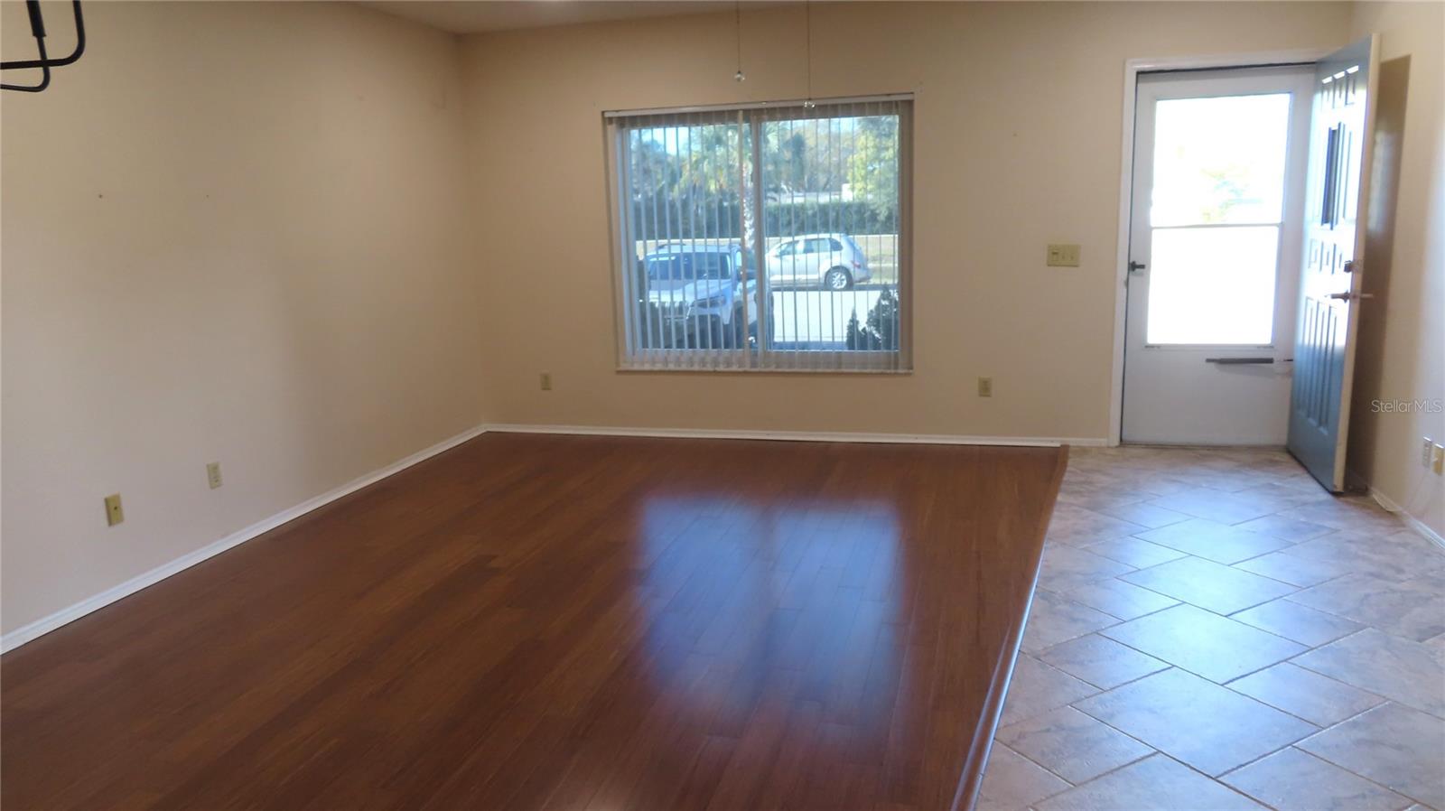 Living room/dining combo