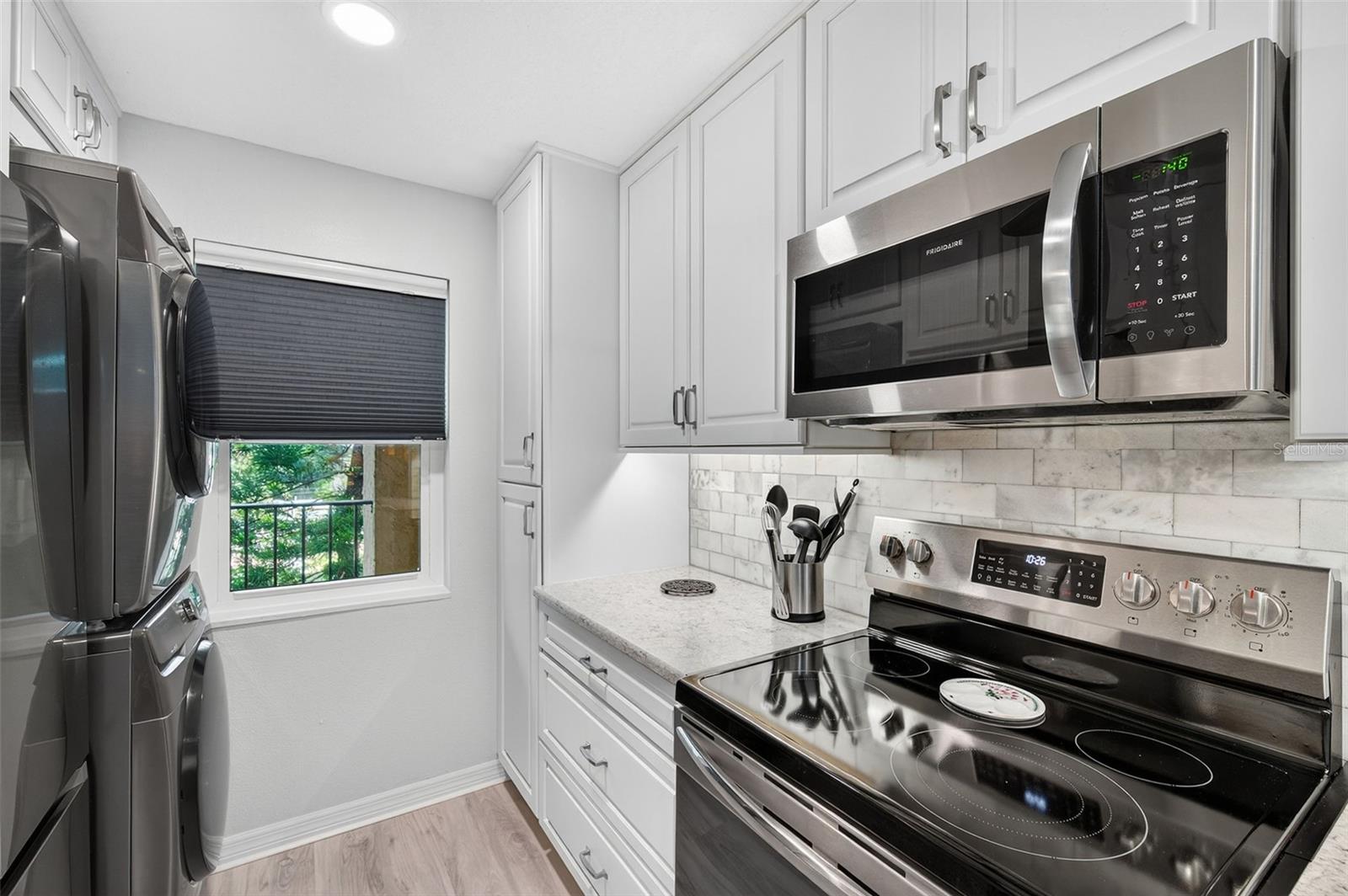 Versatile privacy shade on kitchen window