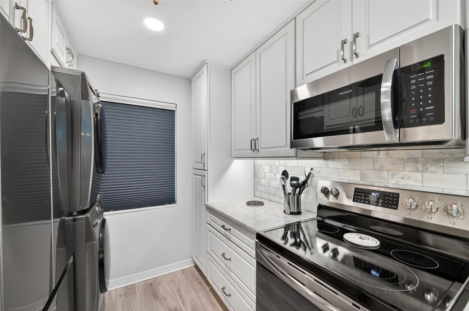 Versatile privacy shade on kitchen window