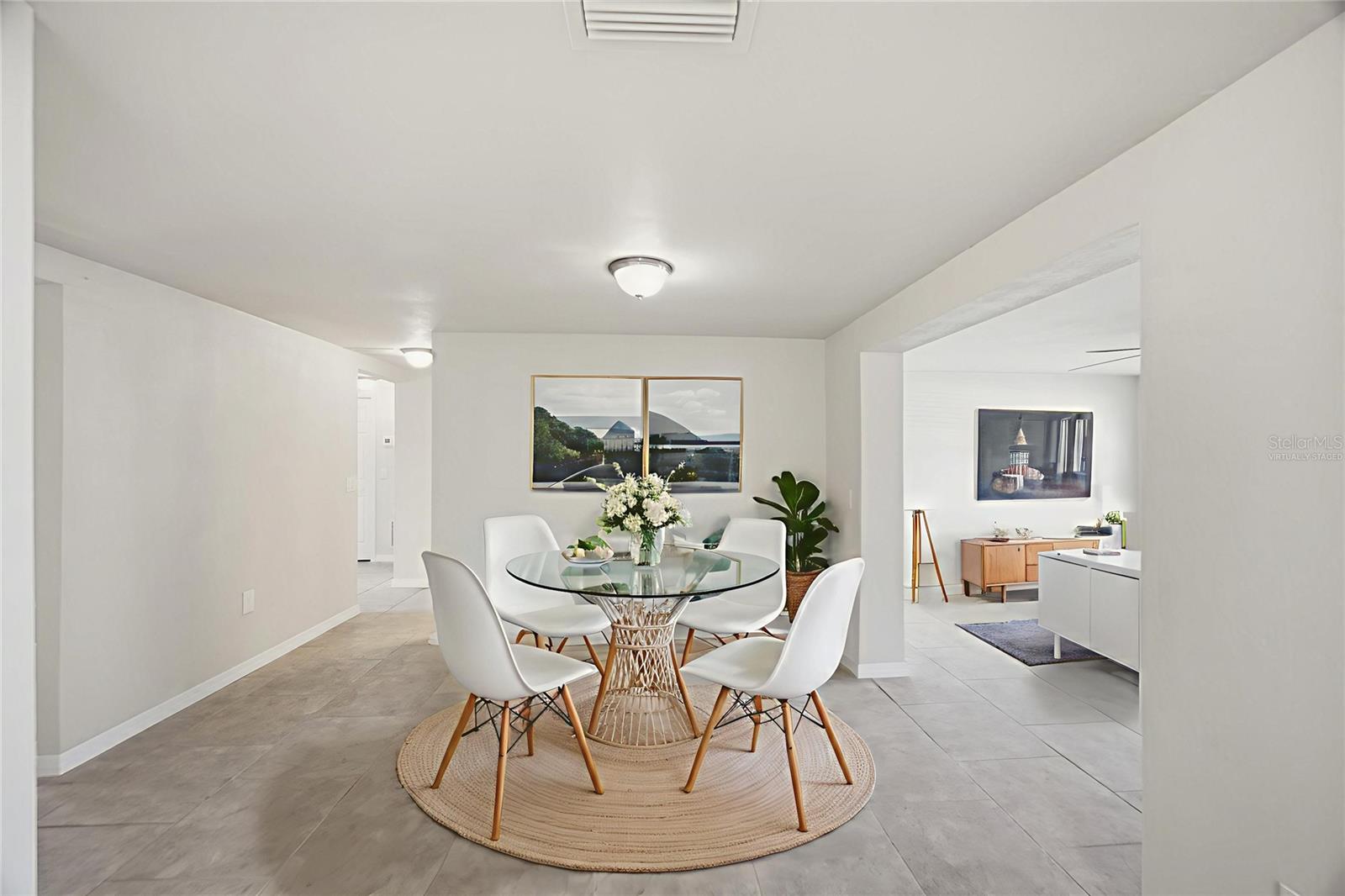 This photo has been Virtually Staged.