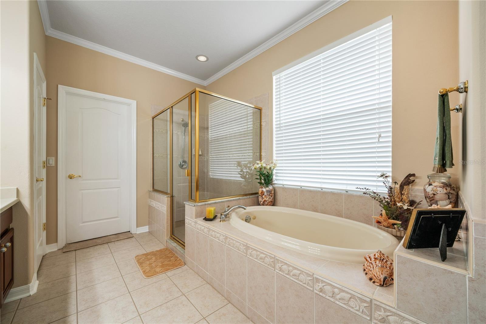 Nice soaking tub to unwind in!