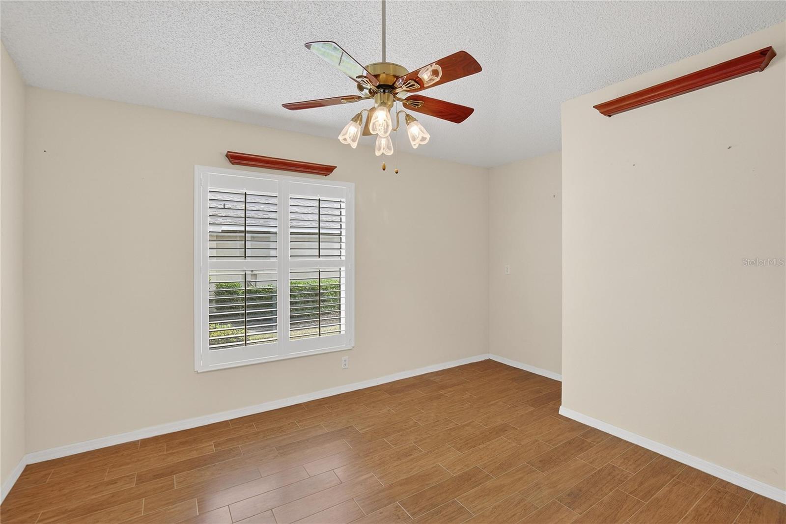 Flex space for office or dining area