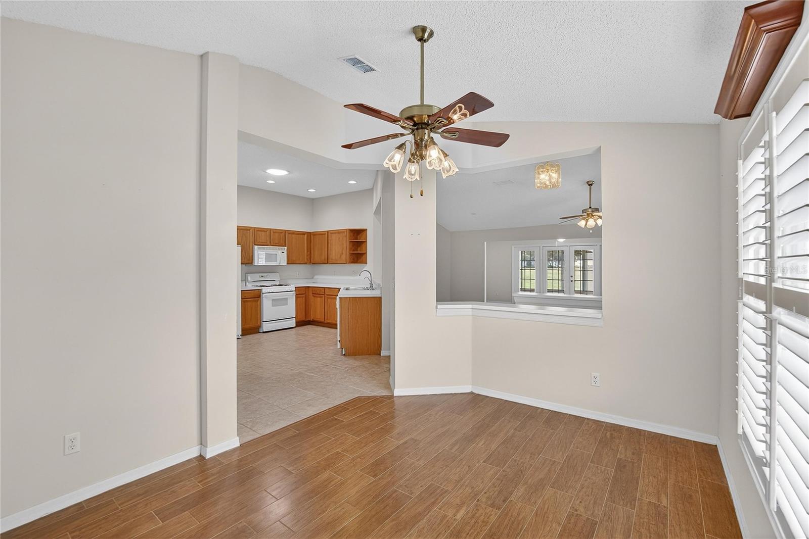 Flex space for office or dining area