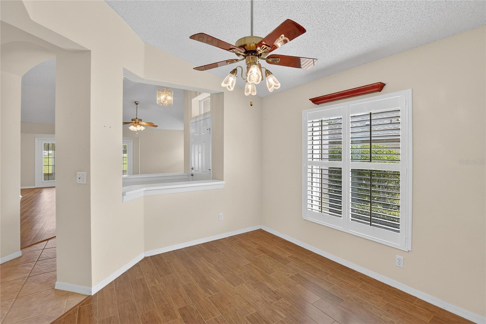 Flex space for office or dining area