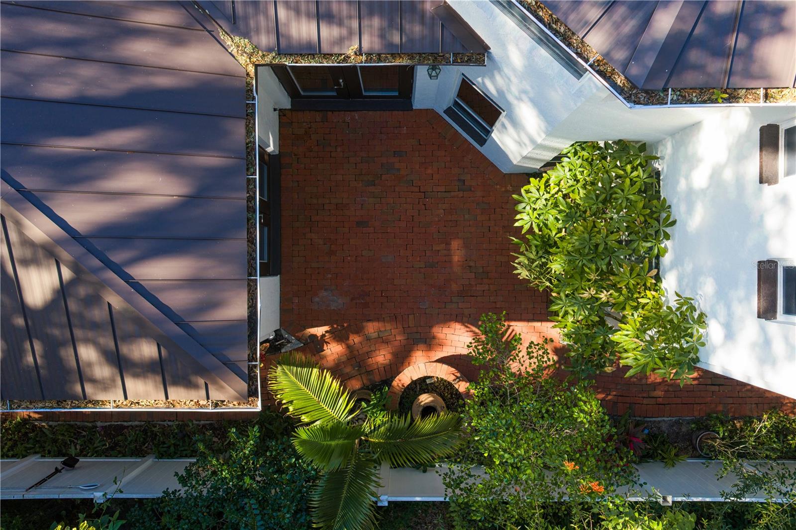 Bird's-eye view of the courtyard.