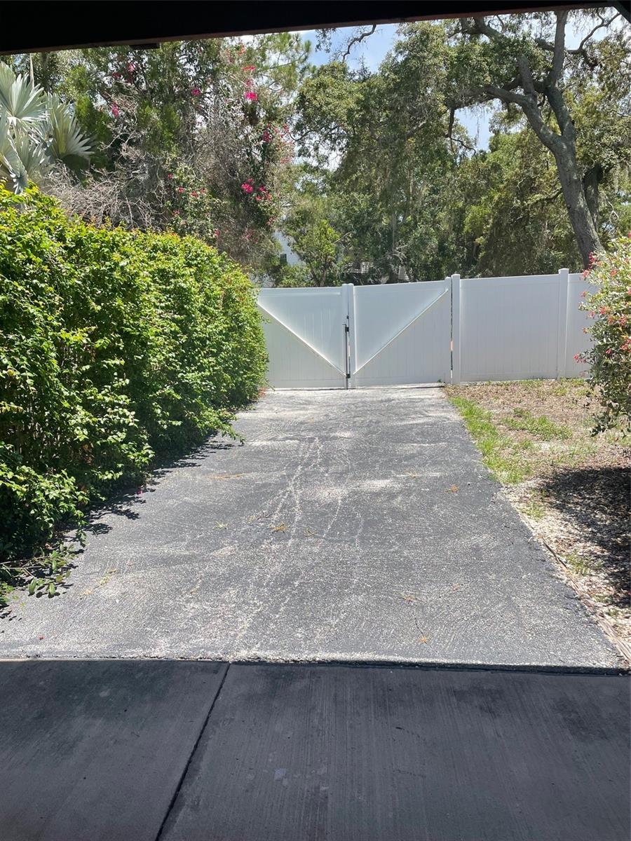 Room for RV or boat, side double gate