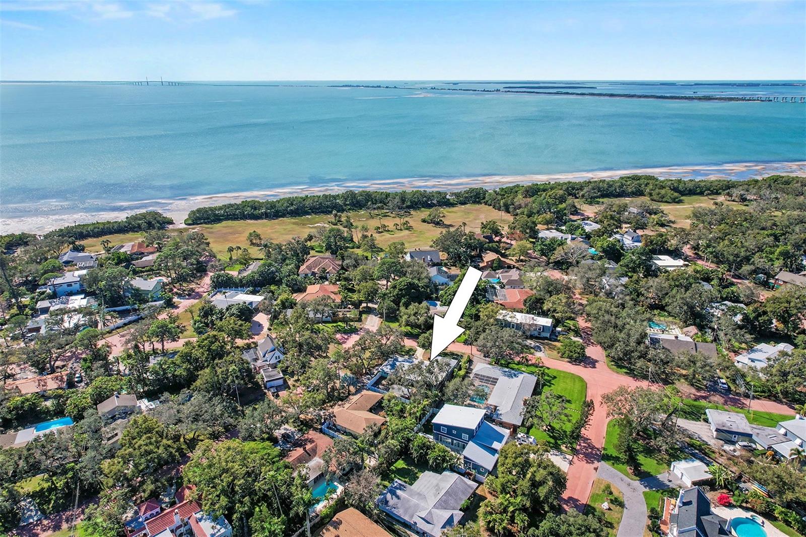 walking distance to Tampa  Bay waters at the end of the street.  Great for paddling