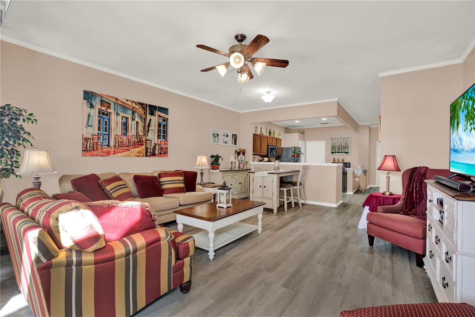 Open floorplan: living/dining