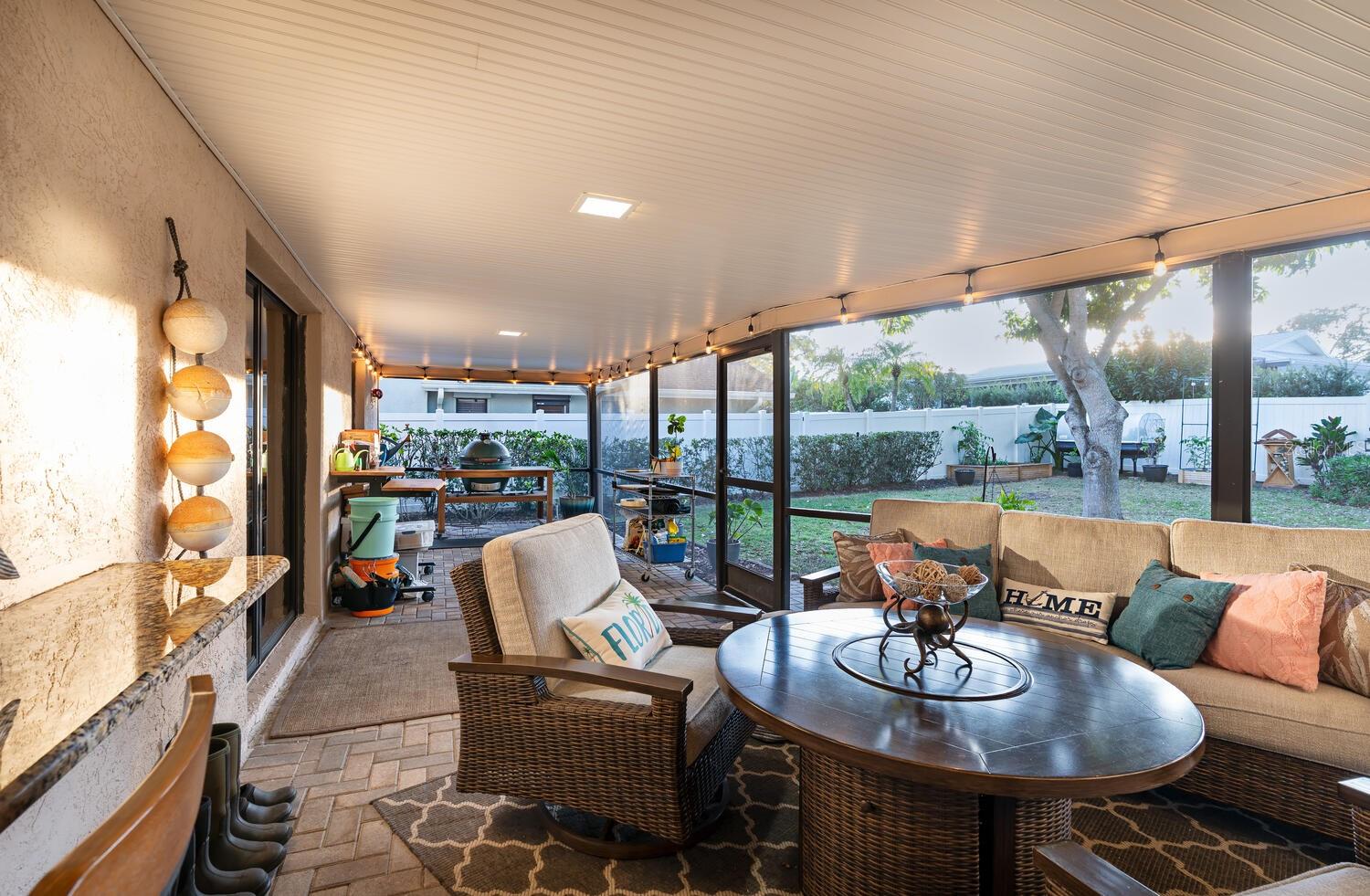 Rear screened Lani to enjoy