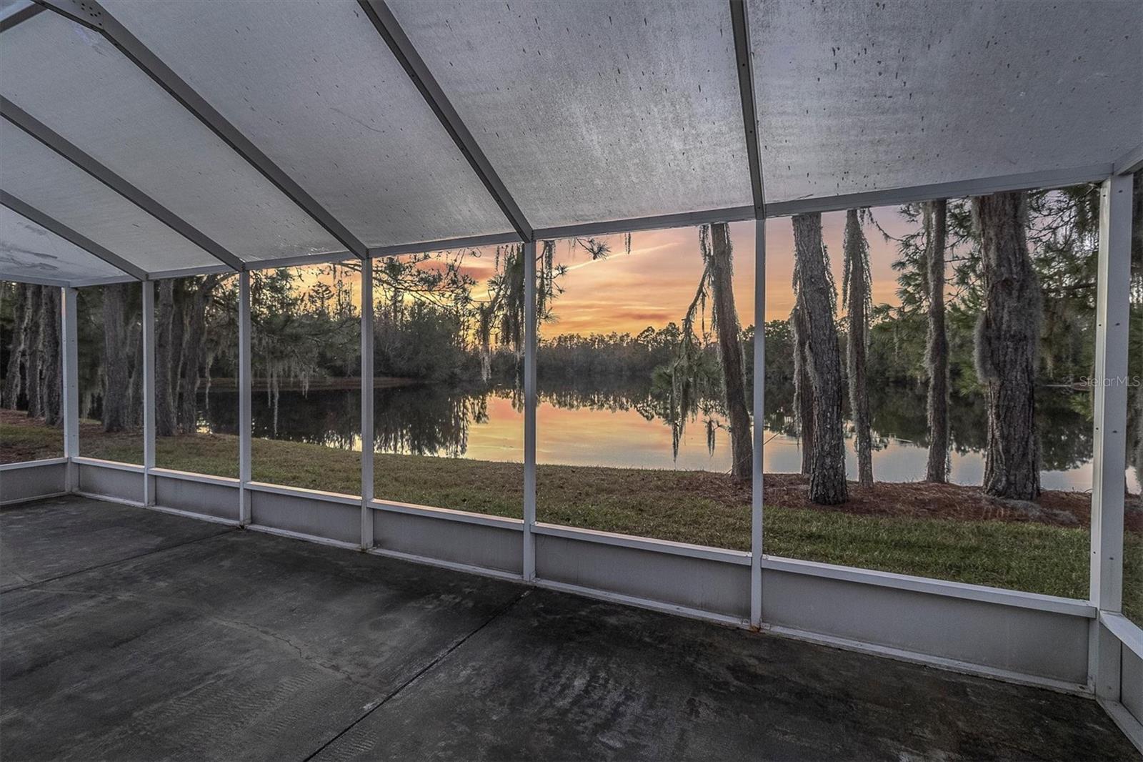 SCREENED LANAI OVERLOOKING NATURE