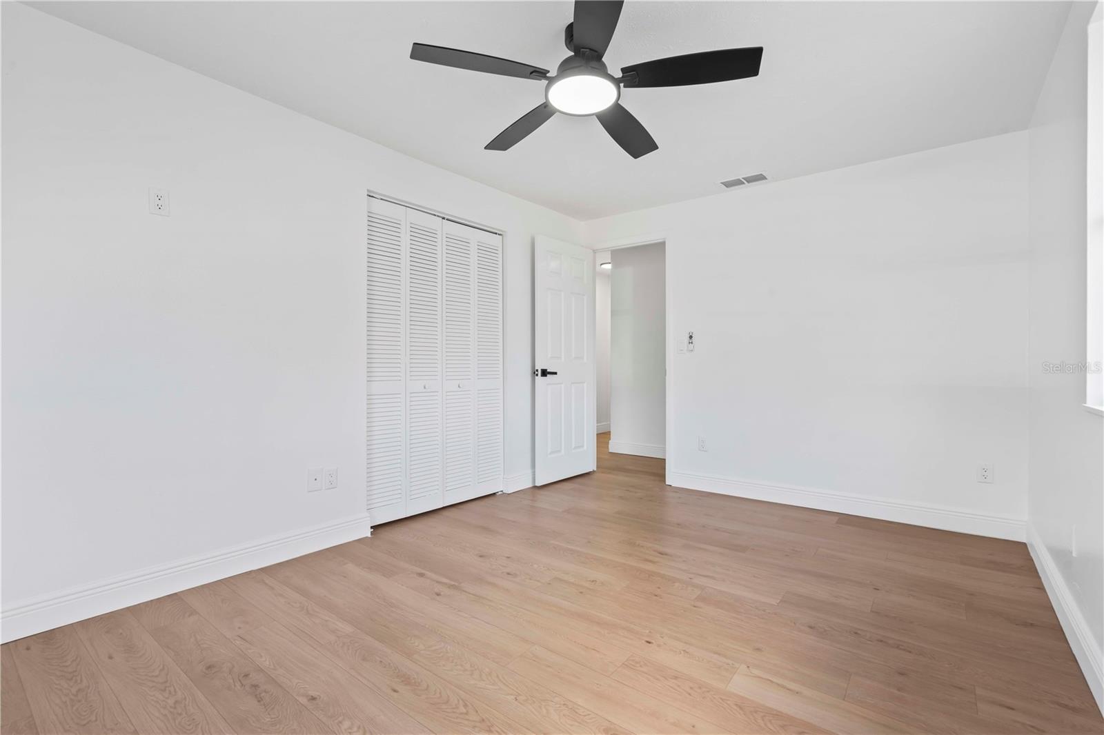 Secondary bedroom with ample space and natural light